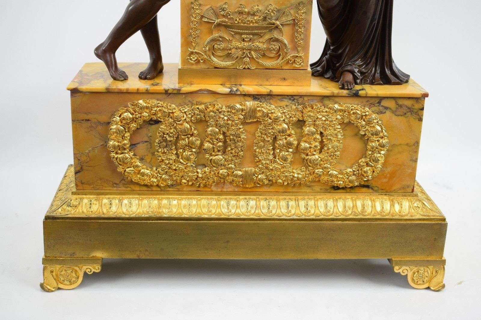 Große, Pariser Pendule Flora und Zephyr aus vergoldeter und brünierte Bronze Honoré Pons Paris um 1820 – Detail