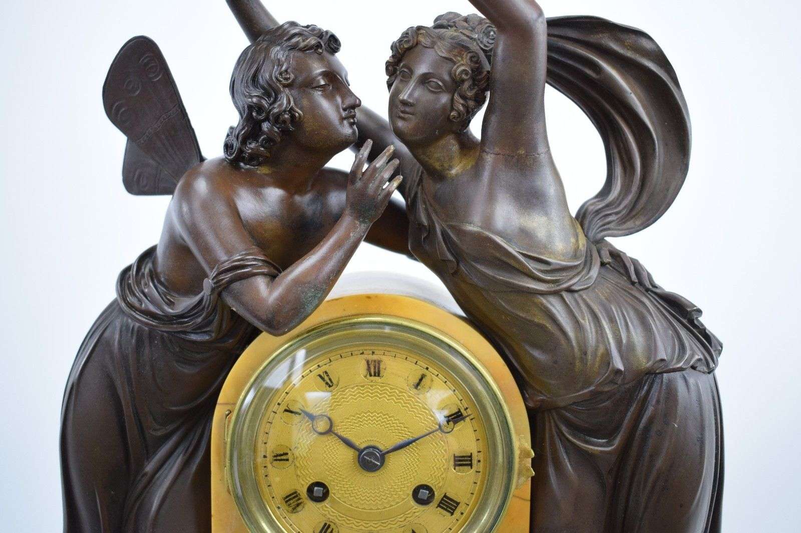 Große, Pariser Pendule Flora und Zephyr aus vergoldeter und brünierte Bronze Honoré Pons Paris um 1820 – Detail
