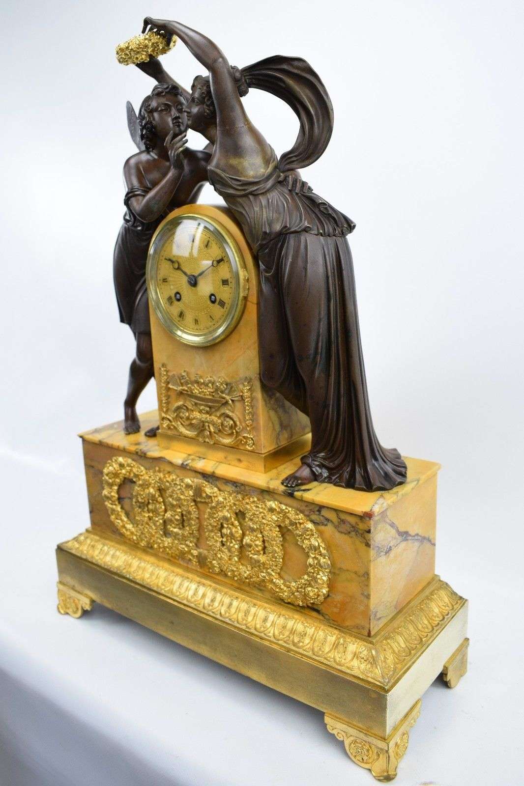Große, Pariser Pendule Flora und Zephyr aus vergoldeter und brünierte Bronze Honoré Pons Paris um 1820 – Detail