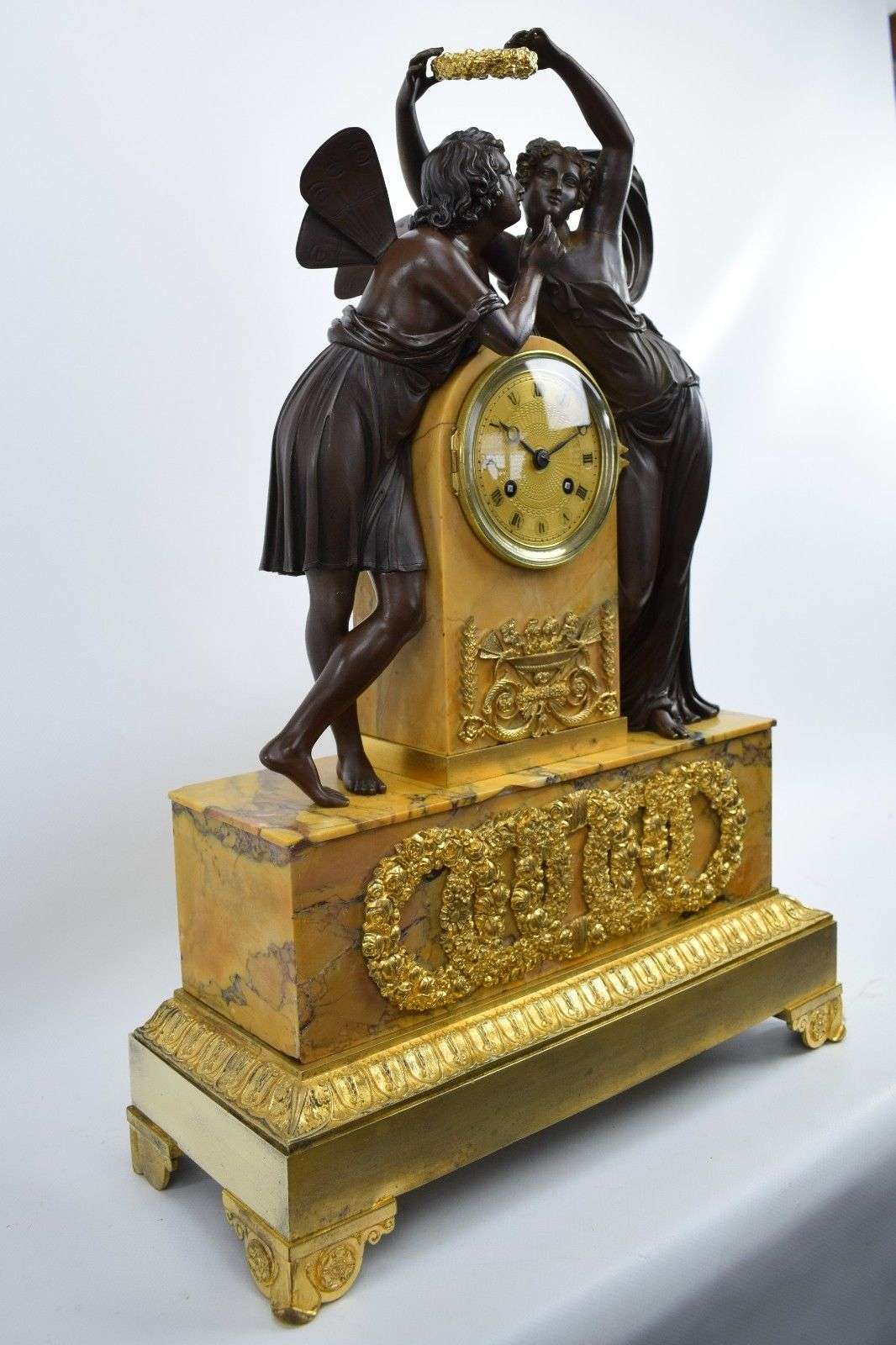 Große, Pariser Pendule Flora und Zephyr aus vergoldeter und brünierte Bronze Honoré Pons Paris um 1820 – Detail