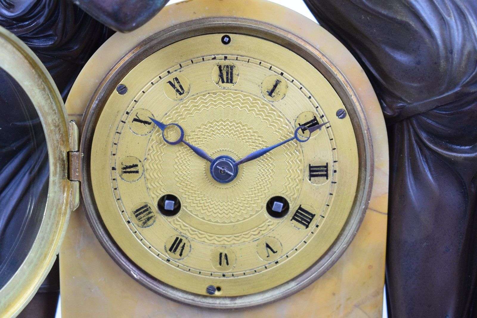 Große, Pariser Pendule Flora und Zephyr aus vergoldeter und brünierte Bronze Honoré Pons Paris um 1820 – Detail