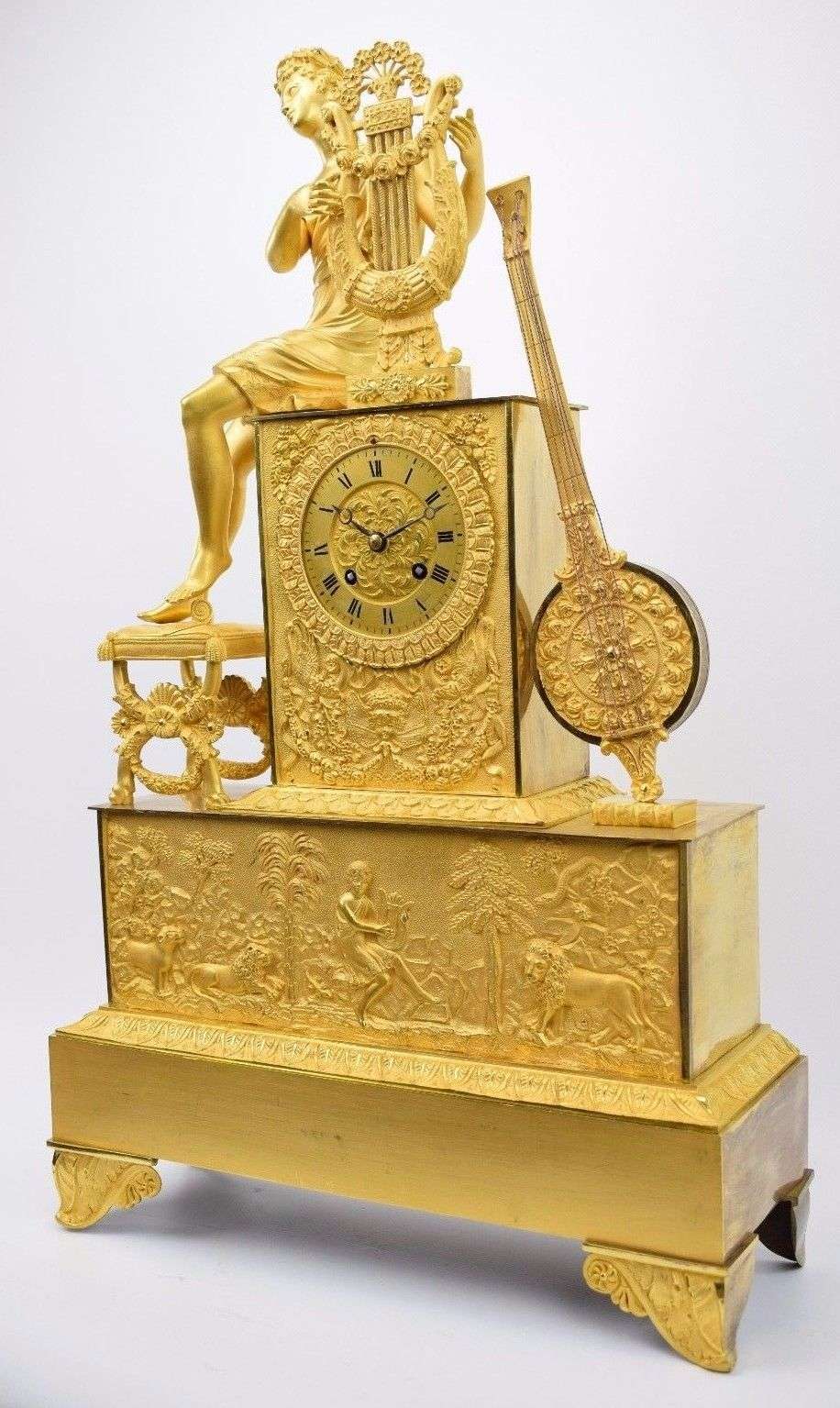 Riesige Empire Pendule Kaminuhr Apollon Bronze feuervergoldet Paris um 1815 60cm – Vorderansicht