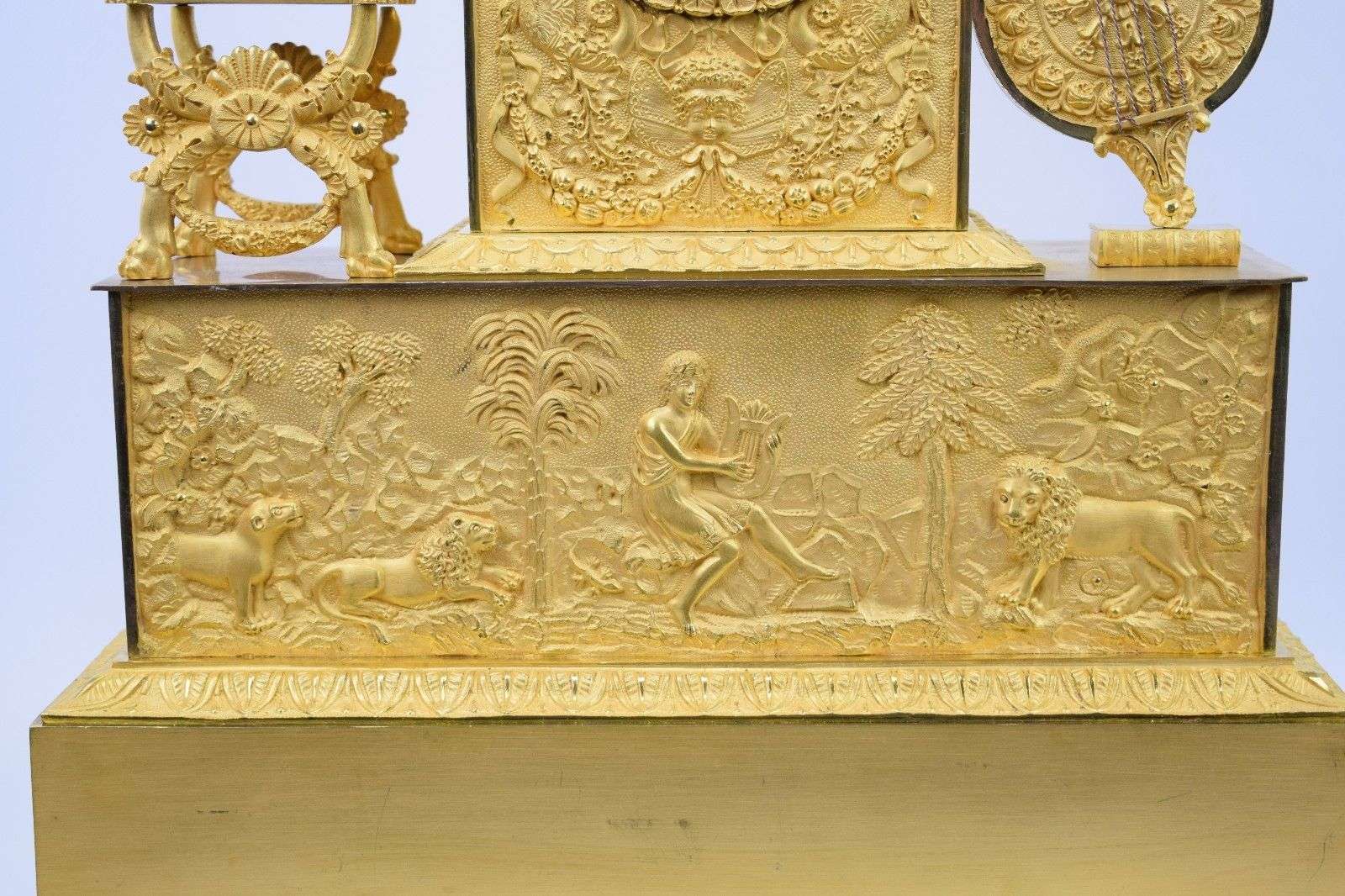Riesige Empire Pendule Kaminuhr Apollon Bronze feuervergoldet Paris um 1815 60cm – Detail