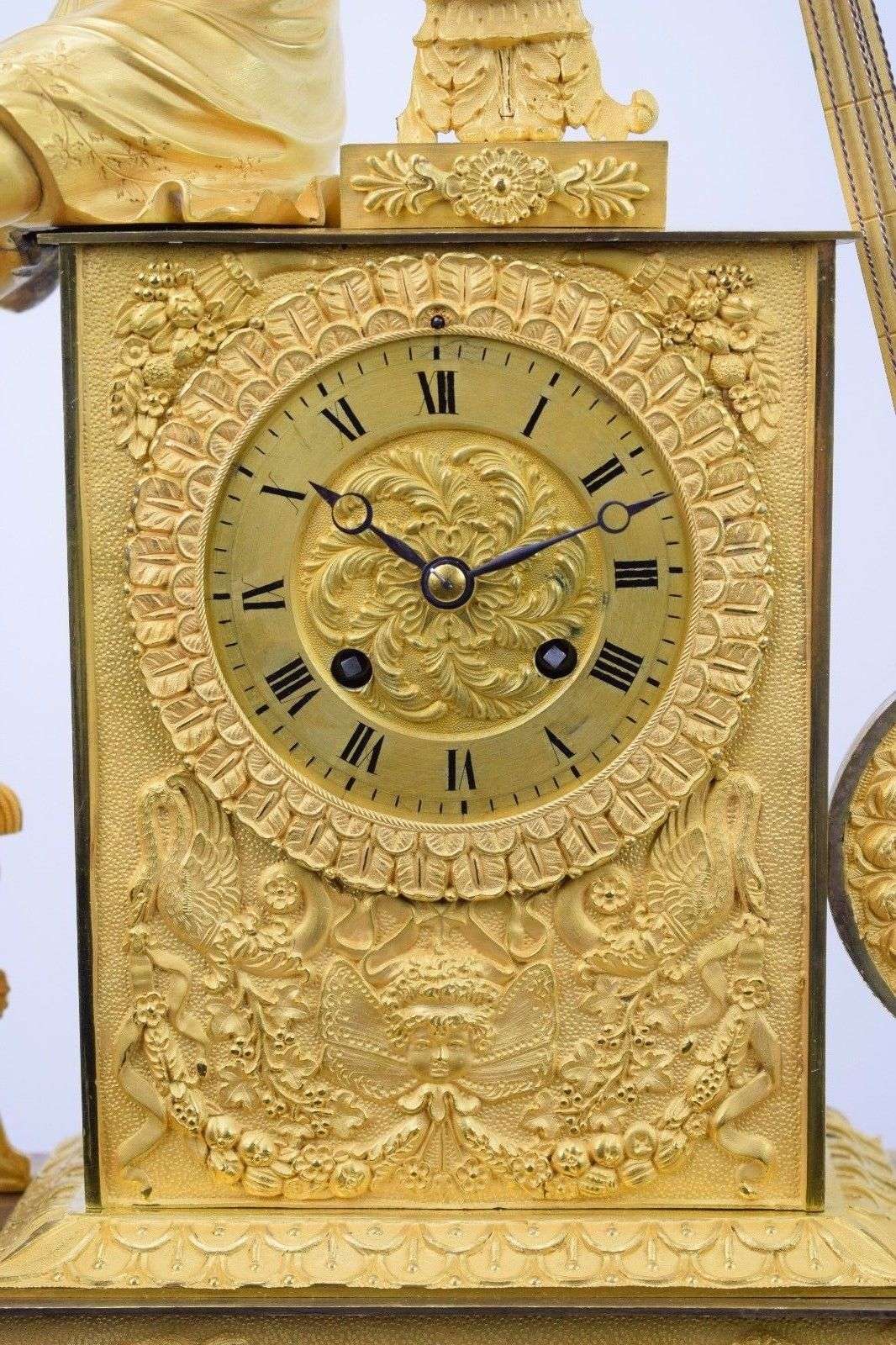 Riesige Empire Pendule Kaminuhr Apollon Bronze feuervergoldet Paris um 1815 60cm – Detail