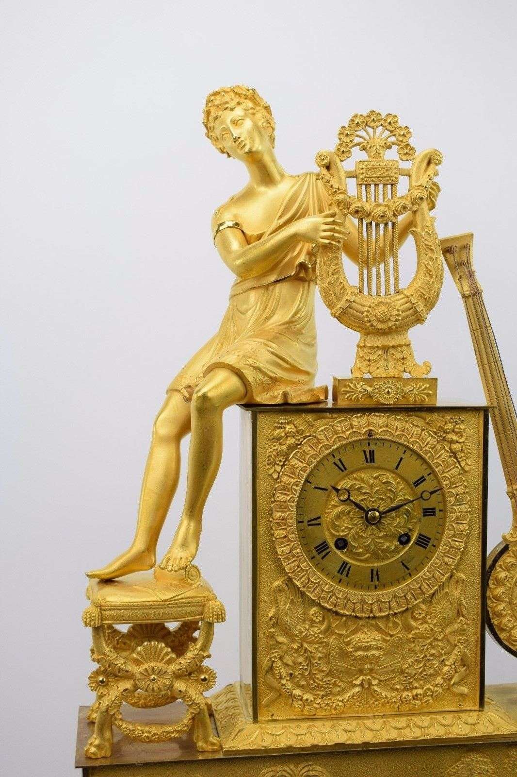 Riesige Empire Pendule Kaminuhr Apollon Bronze feuervergoldet Paris um 1815 60cm – Detail