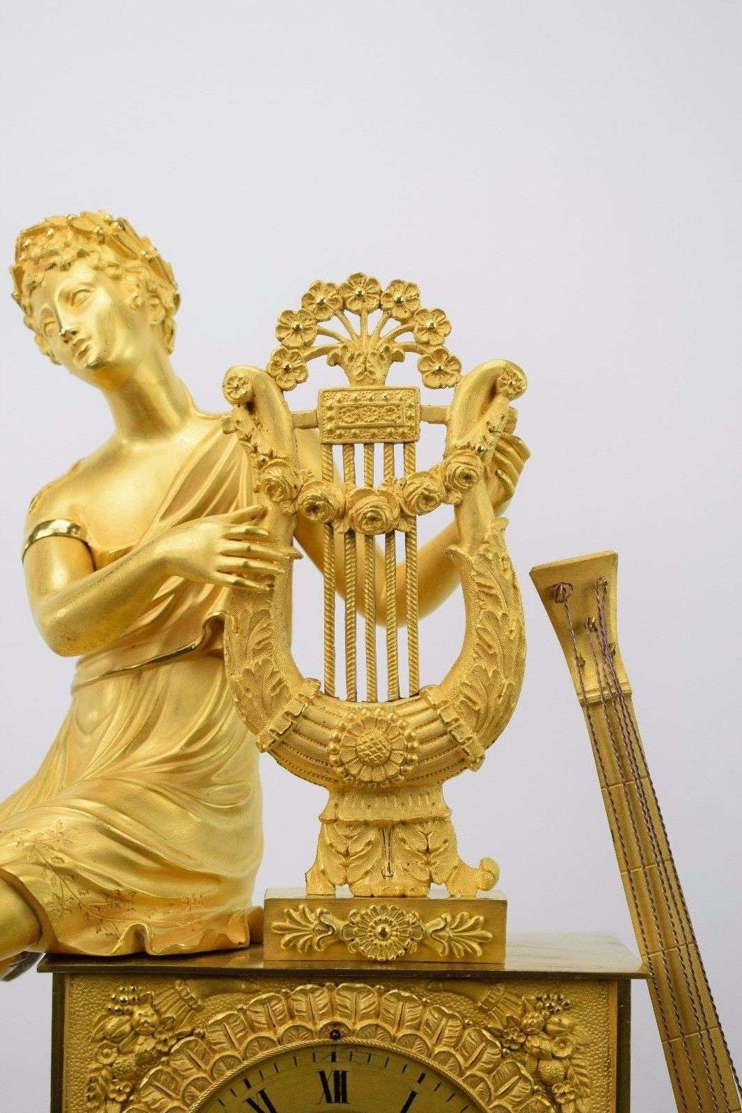 Riesige Empire Pendule Kaminuhr Apollon Bronze feuervergoldet Paris um 1815 60cm – Detail