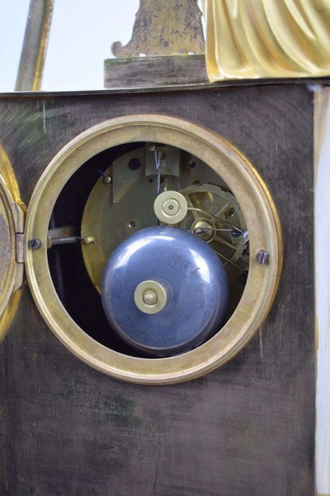 Riesige Empire Pendule Kaminuhr Apollon Bronze feuervergoldet Paris um 1815 60cm – Detail