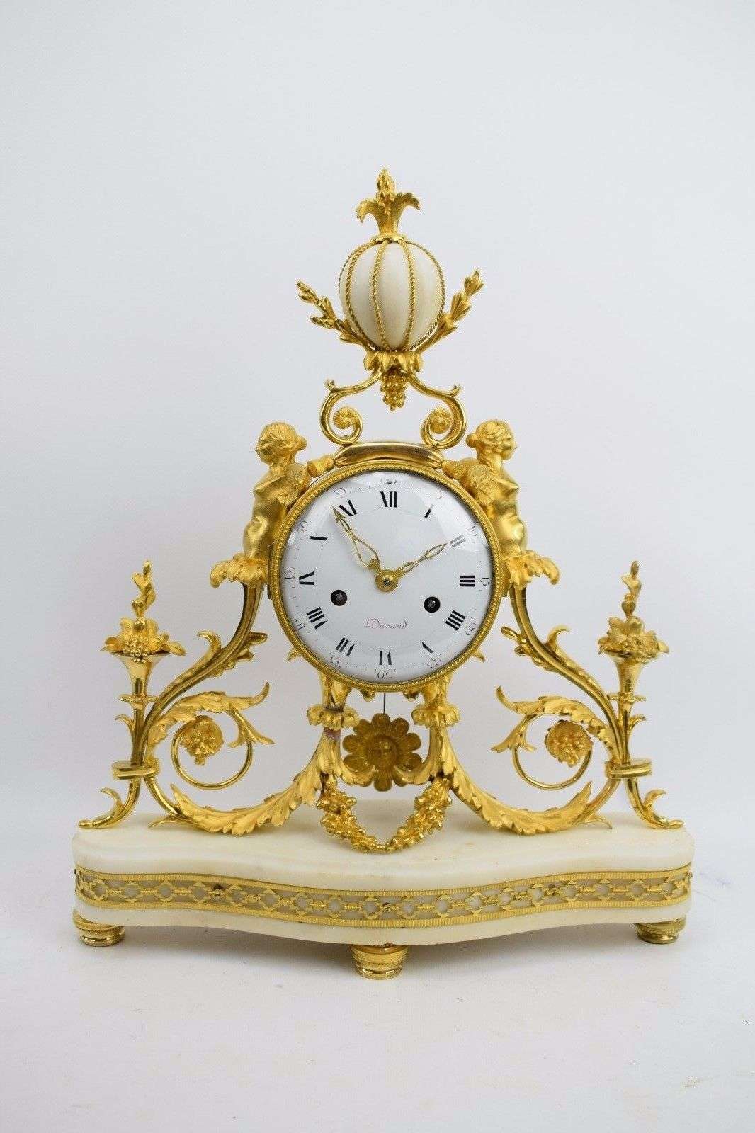 Portaluhr Pendule Kaminuhr Carrara Marmor, feuervergoldete Bronze Louis XVI 1785 – Vorderansicht