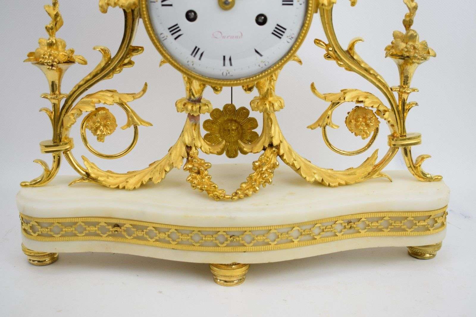 Portaluhr Pendule Kaminuhr Carrara Marmor, feuervergoldete Bronze Louis XVI 1785 – Detail