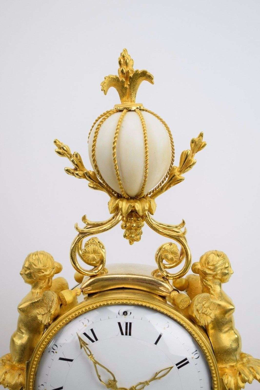 Portaluhr Pendule Kaminuhr Carrara Marmor, feuervergoldete Bronze Louis XVI 1785 – Detail