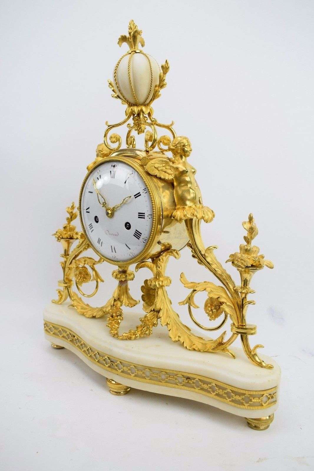 Portaluhr Pendule Kaminuhr Carrara Marmor, feuervergoldete Bronze Louis XVI 1785 – Detail