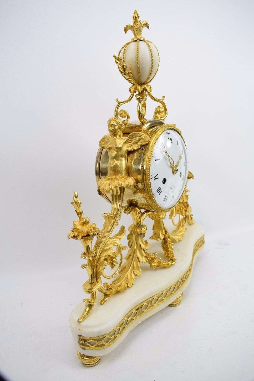 Portaluhr Pendule Kaminuhr Carrara Marmor, feuervergoldete Bronze Louis XVI 1785 – Detail