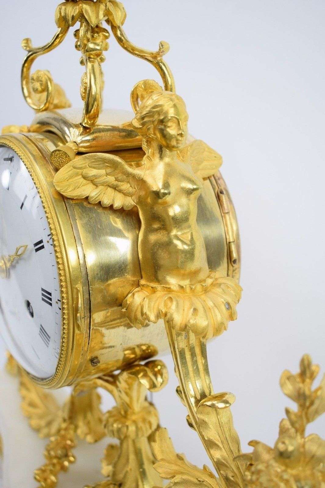Portaluhr Pendule Kaminuhr Carrara Marmor, feuervergoldete Bronze Louis XVI 1785 – Detail