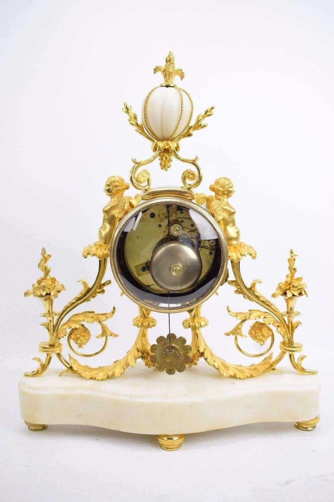 Portaluhr Pendule Kaminuhr Carrara Marmor, feuervergoldete Bronze Louis XVI 1785 – Detail