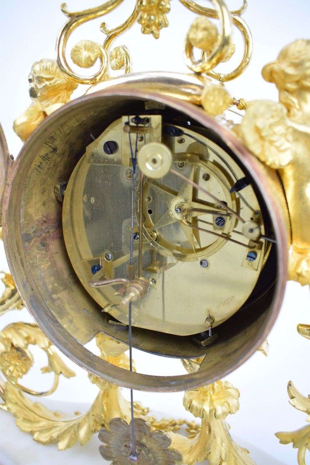 Portaluhr Pendule Kaminuhr Carrara Marmor, feuervergoldete Bronze Louis XVI 1785 – Detail