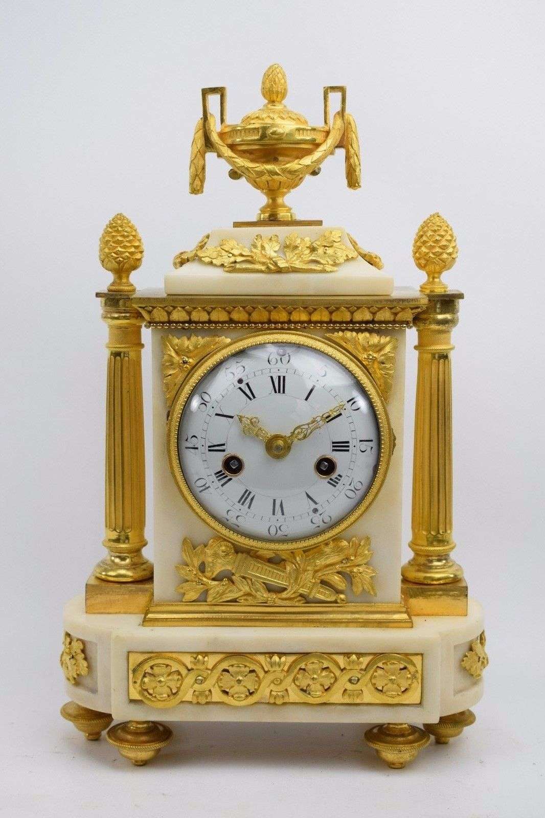 Pendule Kaminuhr Carrara Marmor, feuervergoldete Bronze Louis XVI um 1775 – Pendule Vorderseite