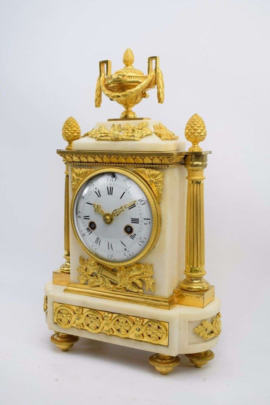 Pendule Kaminuhr Carrara Marmor, feuervergoldete Bronze Louis XVI um 1775 – Detail