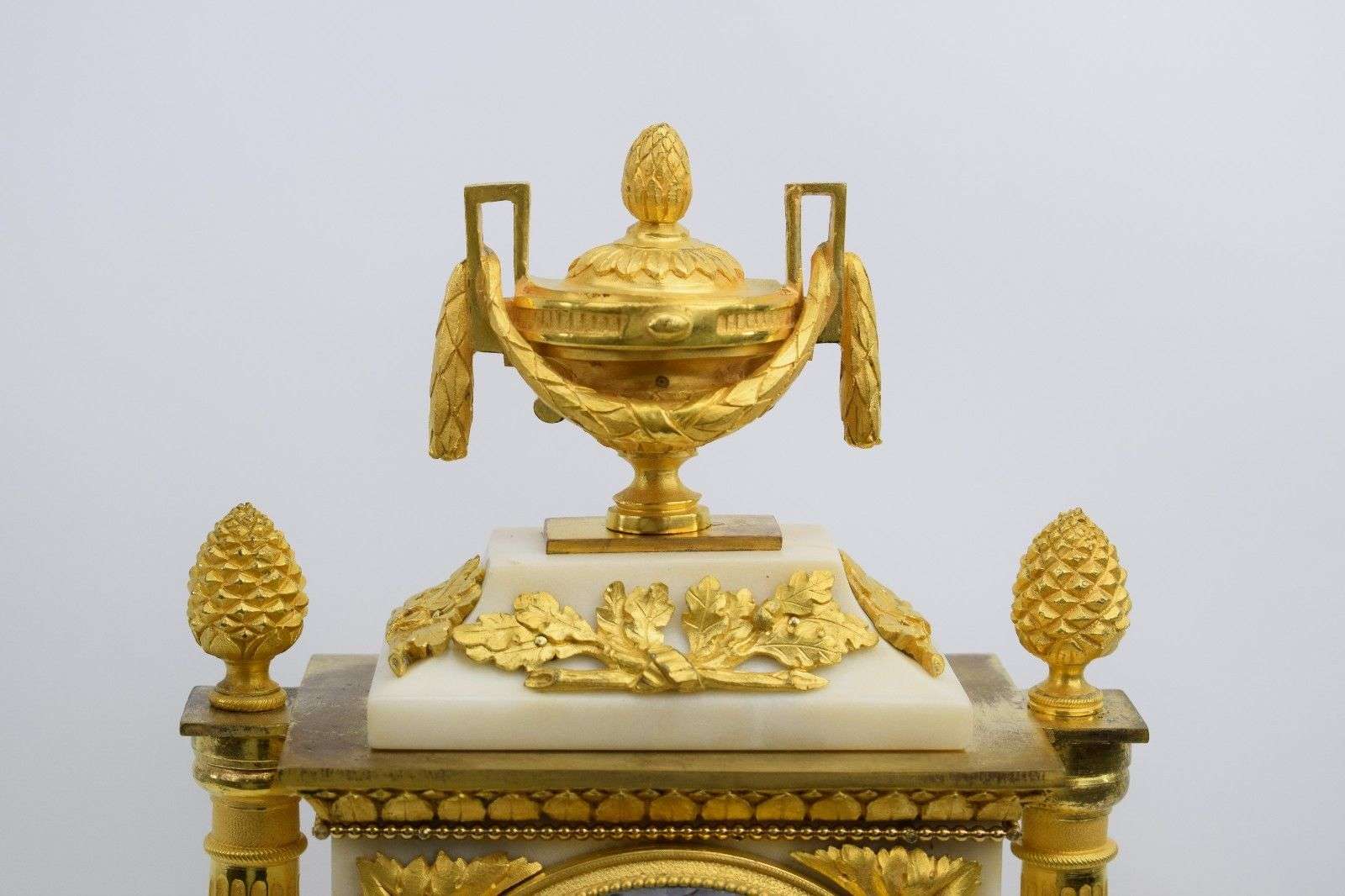 Pendule Kaminuhr Carrara Marmor, feuervergoldete Bronze Louis XVI um 1775 – Detail
