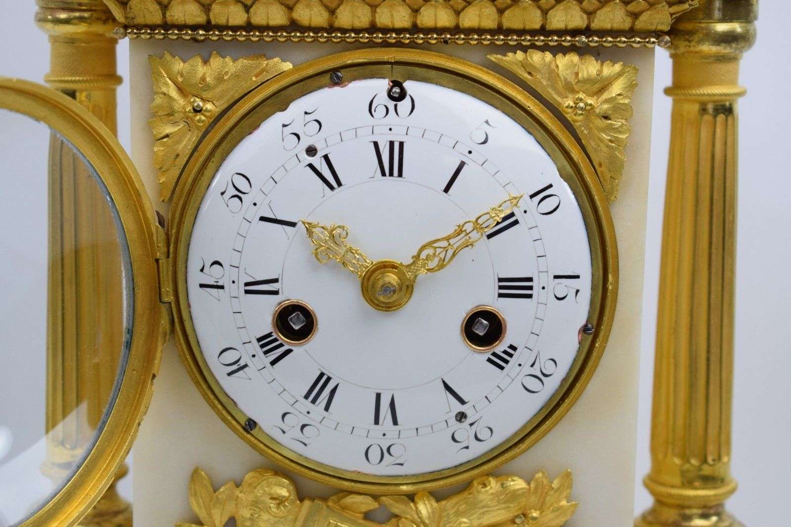 Pendule Kaminuhr Carrara Marmor, feuervergoldete Bronze Louis XVI um 1775 – Detail