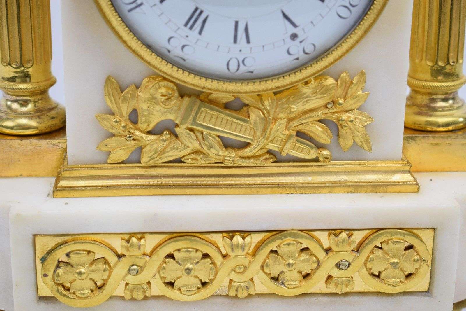 Pendule Kaminuhr Carrara Marmor, feuervergoldete Bronze Louis XVI um 1775 – Detail
