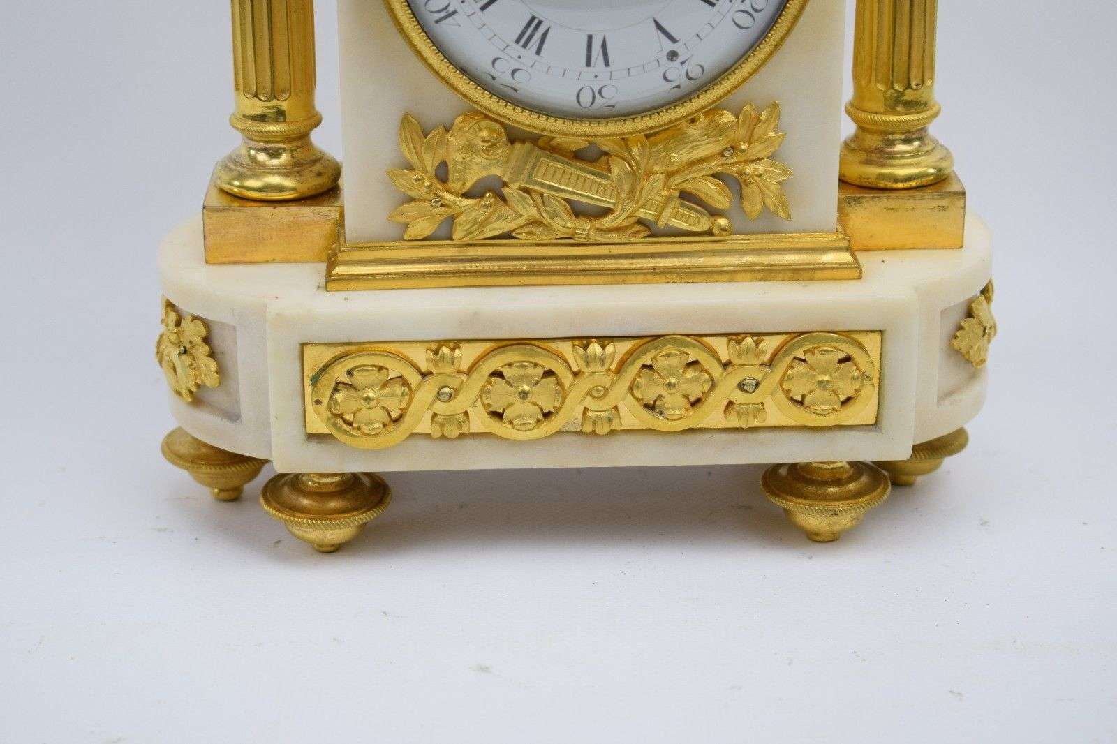 Pendule Kaminuhr Carrara Marmor, feuervergoldete Bronze Louis XVI um 1775 – Detail