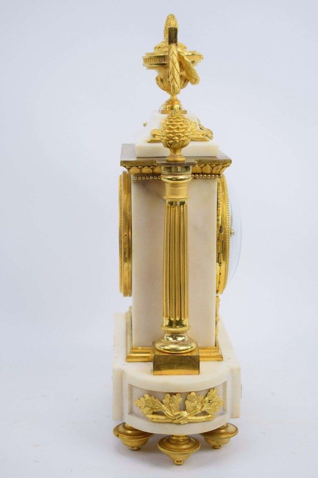 Pendule Kaminuhr Carrara Marmor, feuervergoldete Bronze Louis XVI um 1775 – Detail