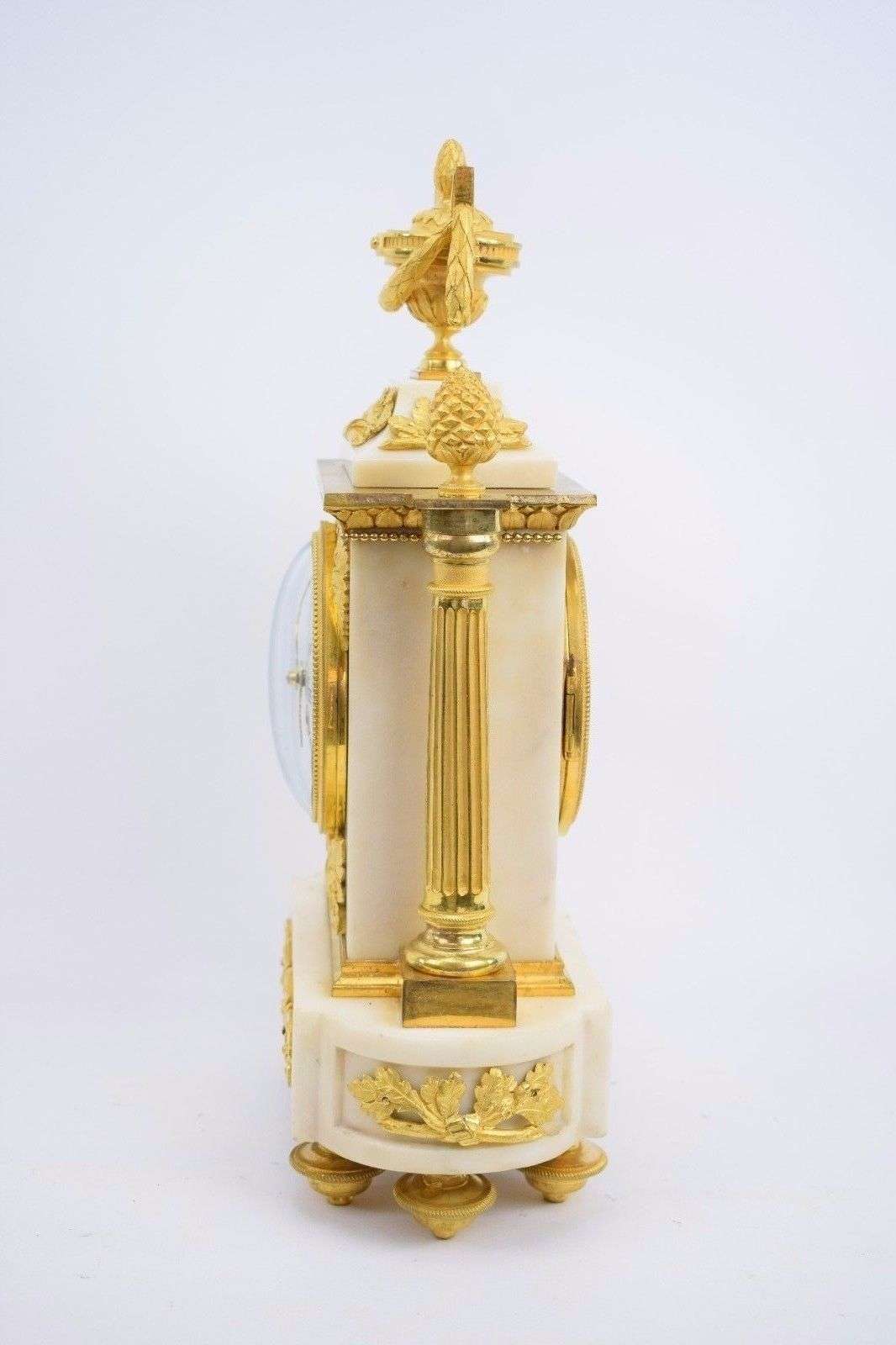 Pendule Kaminuhr Carrara Marmor, feuervergoldete Bronze Louis XVI um 1775 – Detail