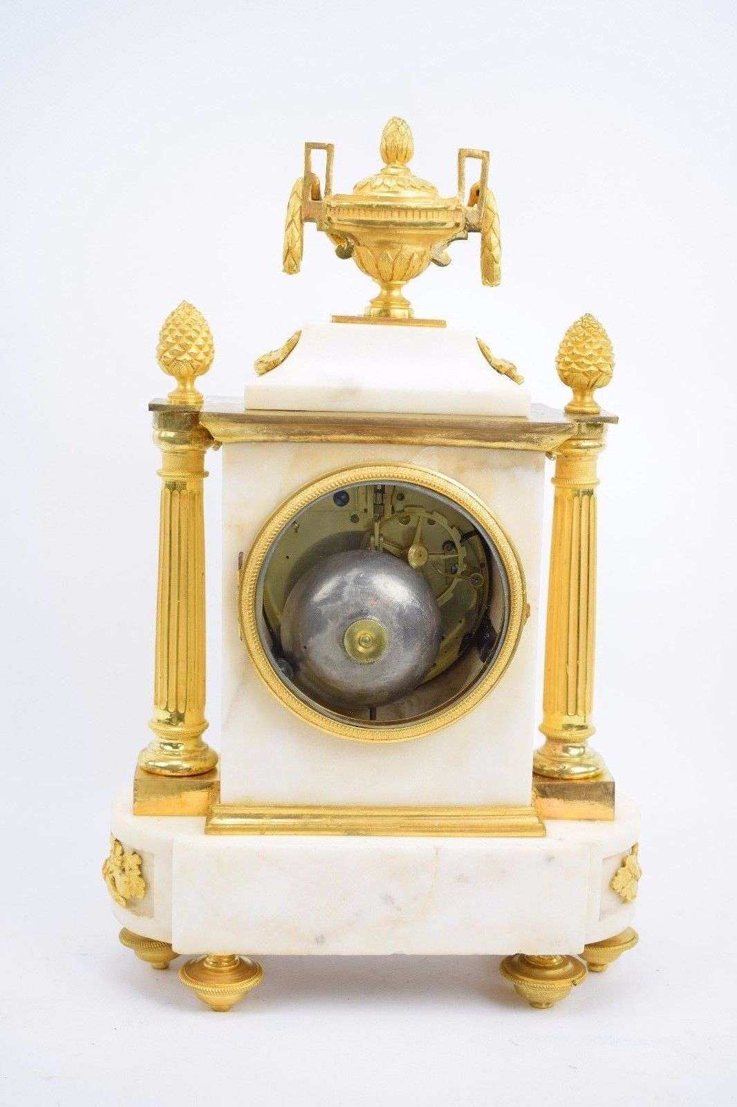 Pendule Kaminuhr Carrara Marmor, feuervergoldete Bronze Louis XVI um 1775 – Detail