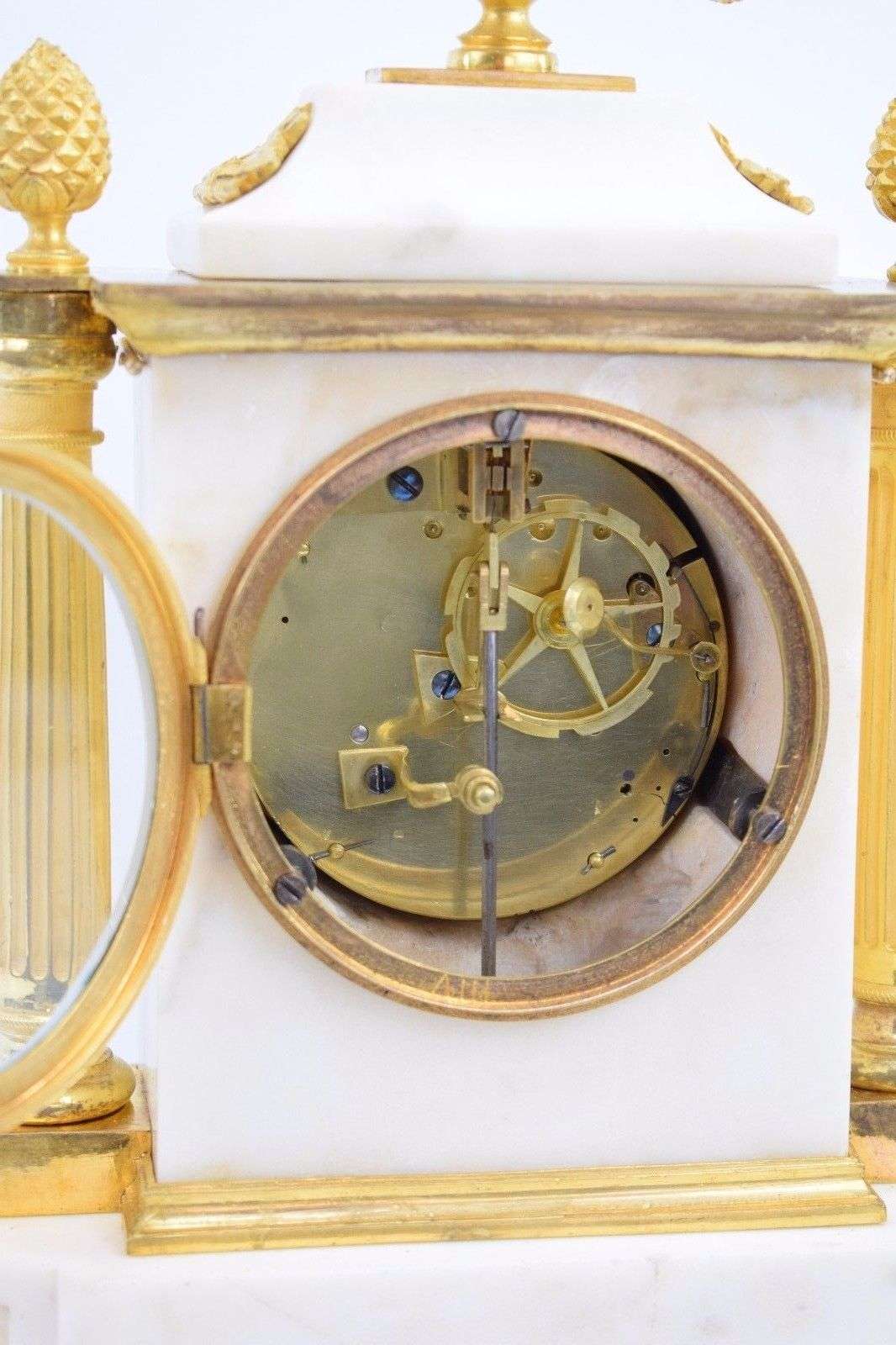 Pendule Kaminuhr Carrara Marmor, feuervergoldete Bronze Louis XVI um 1775 – Detail