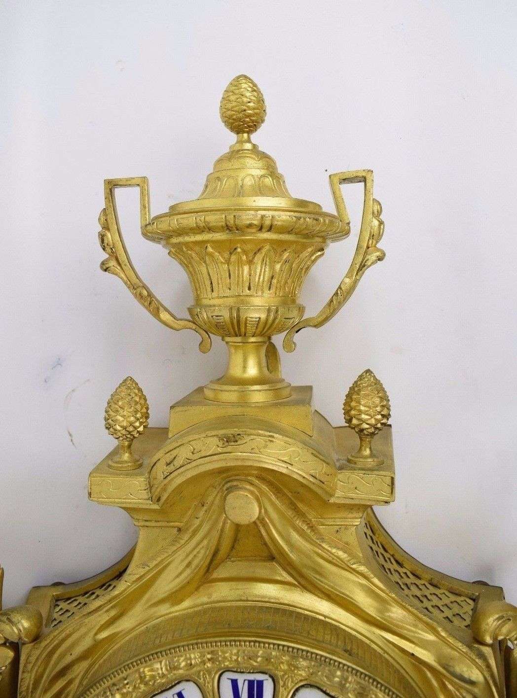Gigantische Bronze Carteluhr Pendule Wanduhr Paris um 1877 91cm – Detail