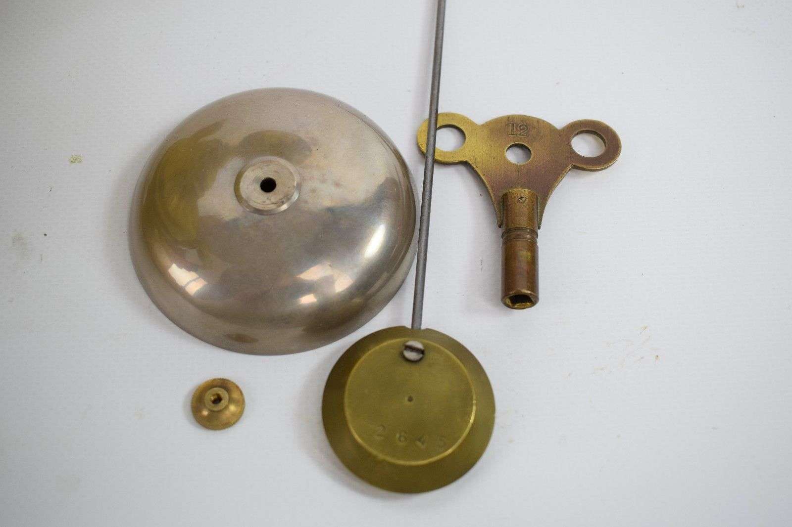 Gigantische Bronze Carteluhr Pendule Wanduhr Paris um 1877 91cm – Detail