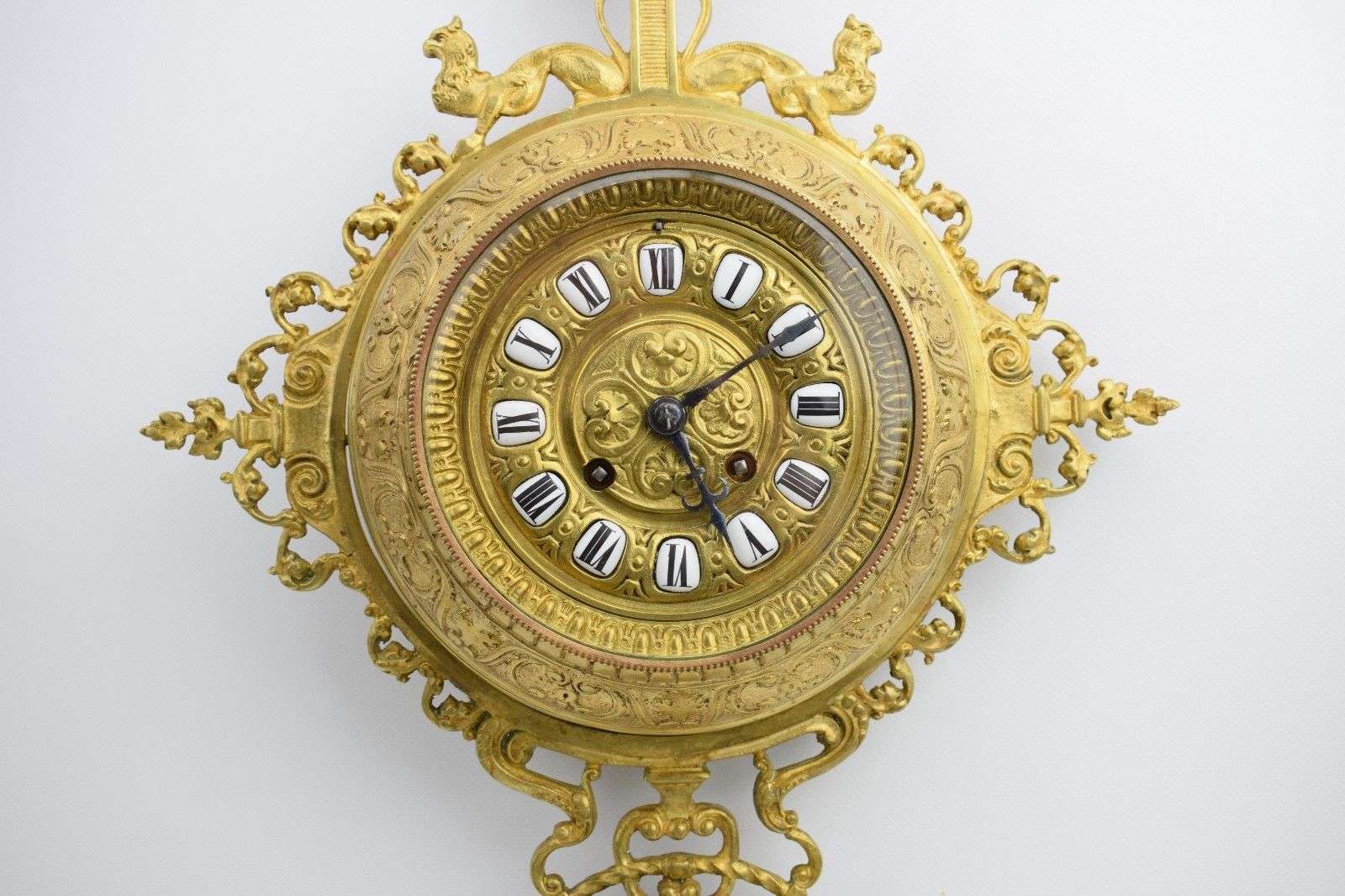 Große Messing Carteluhr Pendule Wanduhr A.D. Mougin um 1880 mit Thermometer – Detail