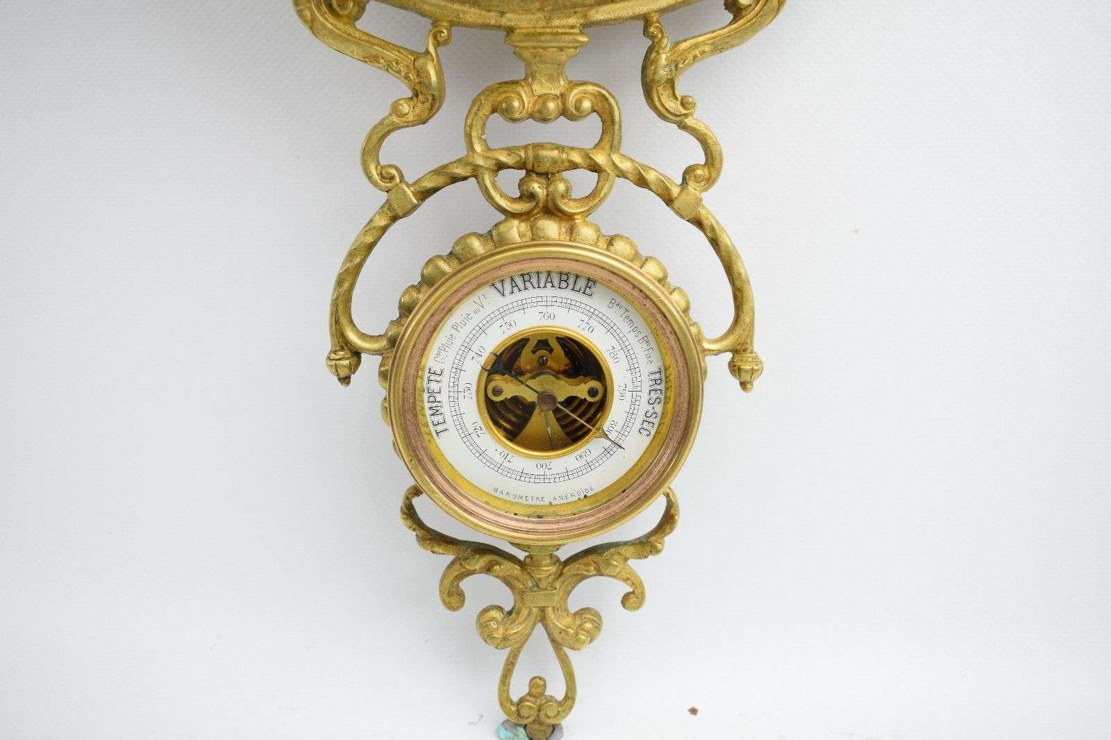 Große Messing Carteluhr Pendule Wanduhr A.D. Mougin um 1880 mit Thermometer – Detail