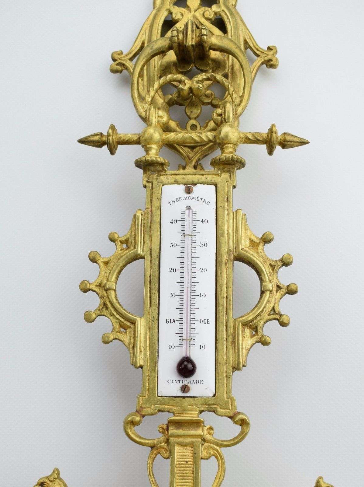 Große Messing Carteluhr Pendule Wanduhr A.D. Mougin um 1880 mit Thermometer – Detail