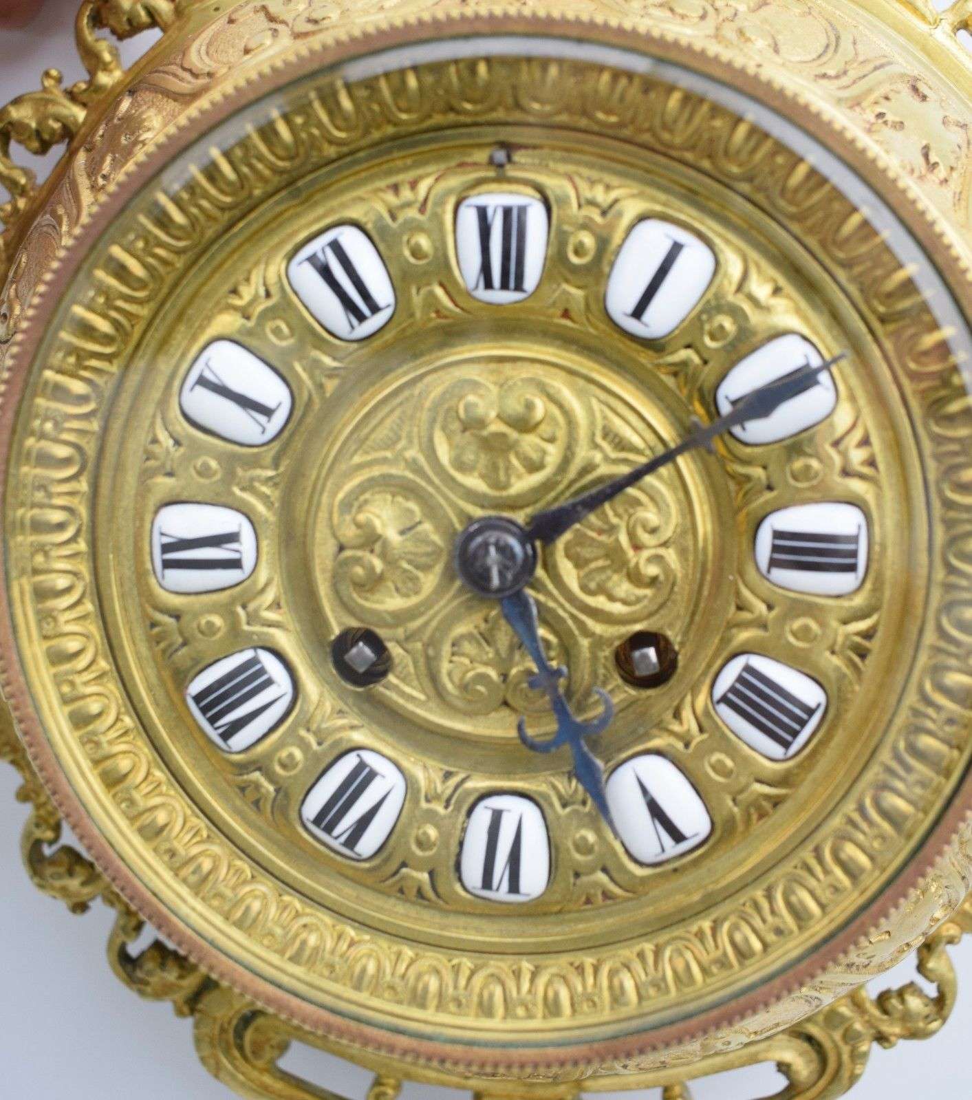 Große Messing Carteluhr Pendule Wanduhr A.D. Mougin um 1880 mit Thermometer – Detail