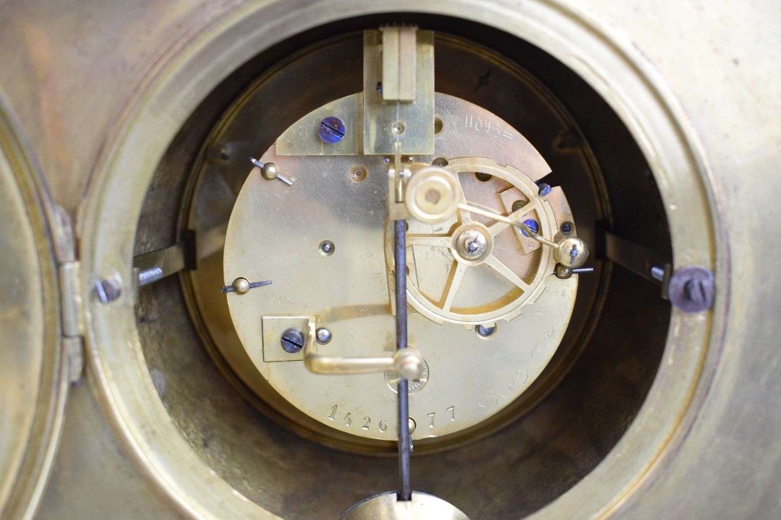Große Messing Carteluhr Pendule Wanduhr A.D. Mougin um 1880 mit Thermometer – Detail