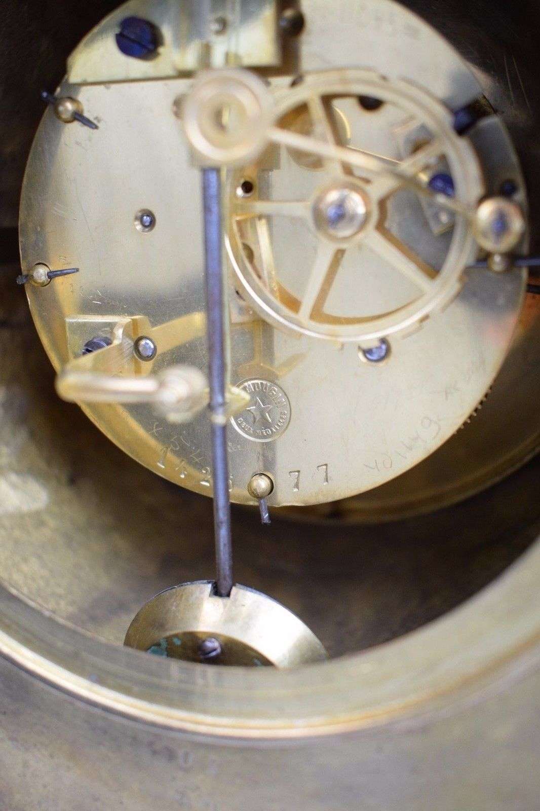 Große Messing Carteluhr Pendule Wanduhr A.D. Mougin um 1880 mit Thermometer – Detail