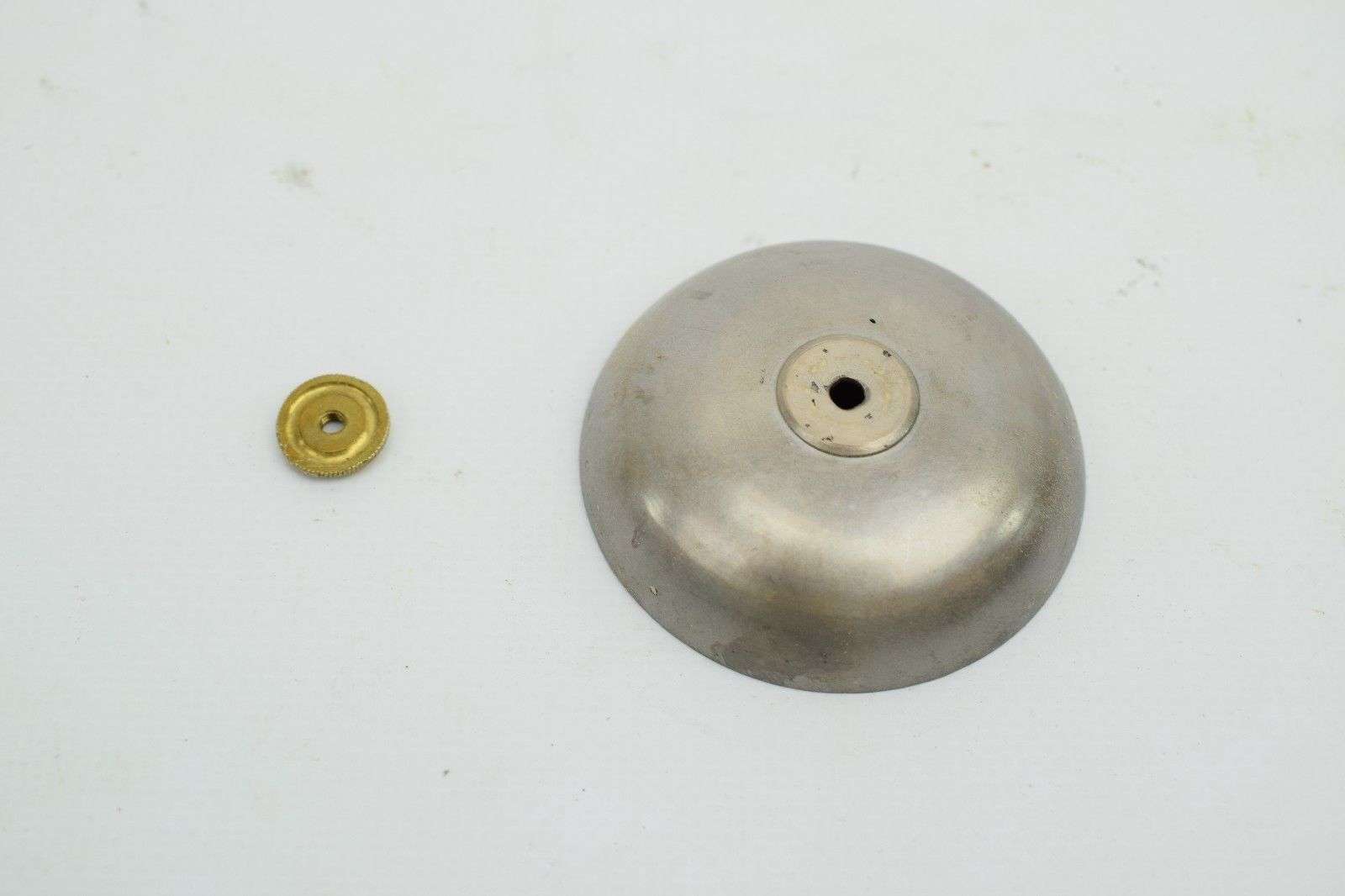 Große Messing Carteluhr Pendule Wanduhr A.D. Mougin um 1880 mit Thermometer – Detail