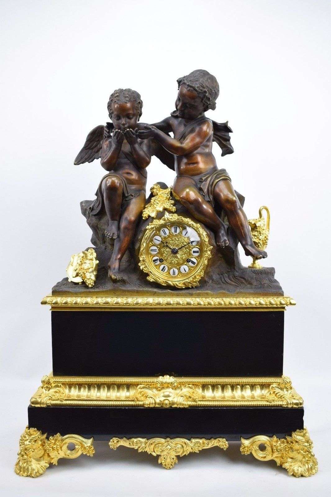 Große Napoleon III Bronze Pendule Kaminuhr Bacchant und Engel Christophle Paris – Vorderansicht