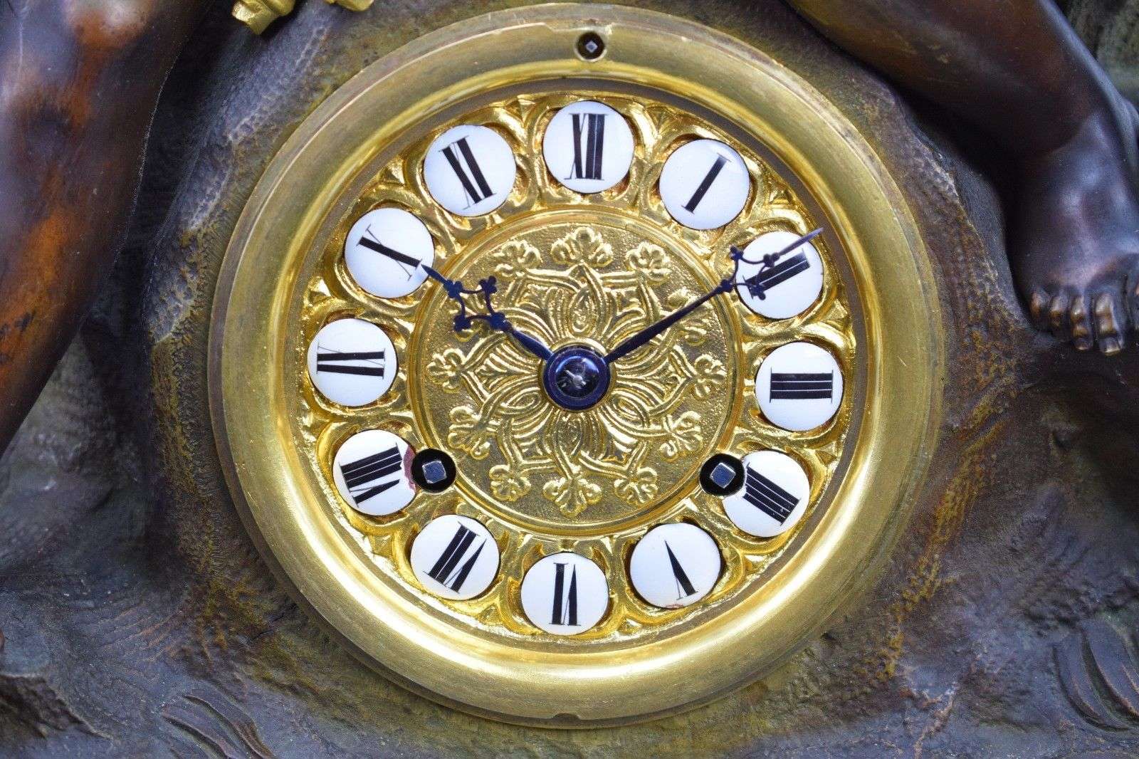 Große Napoleon III Bronze Pendule Kaminuhr Bacchant und Engel Christophle Paris – Detail