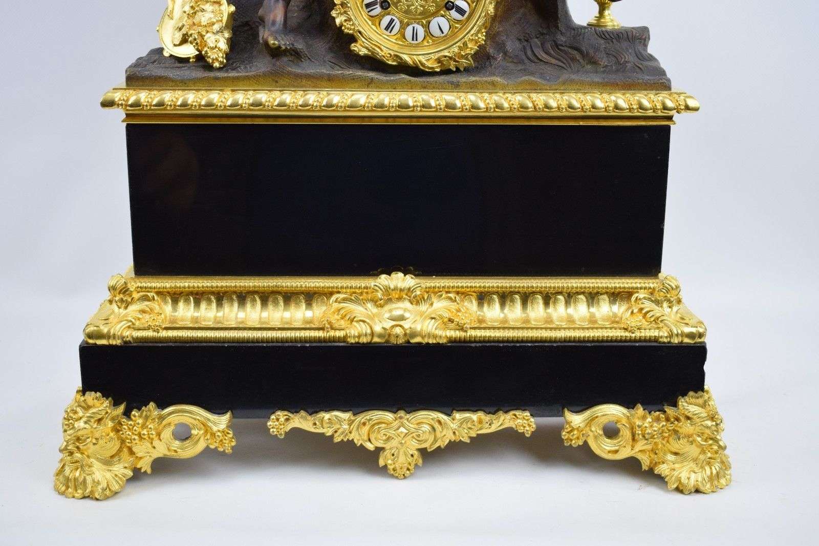 Große Napoleon III Bronze Pendule Kaminuhr Bacchant und Engel Christophle Paris – Detail