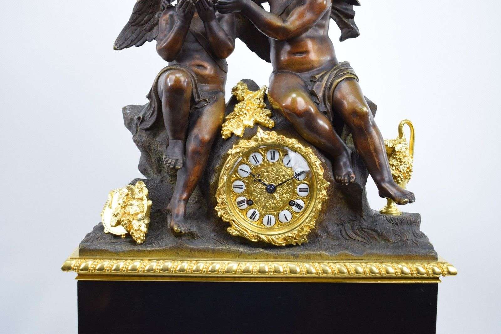 Große Napoleon III Bronze Pendule Kaminuhr Bacchant und Engel Christophle Paris – Detail