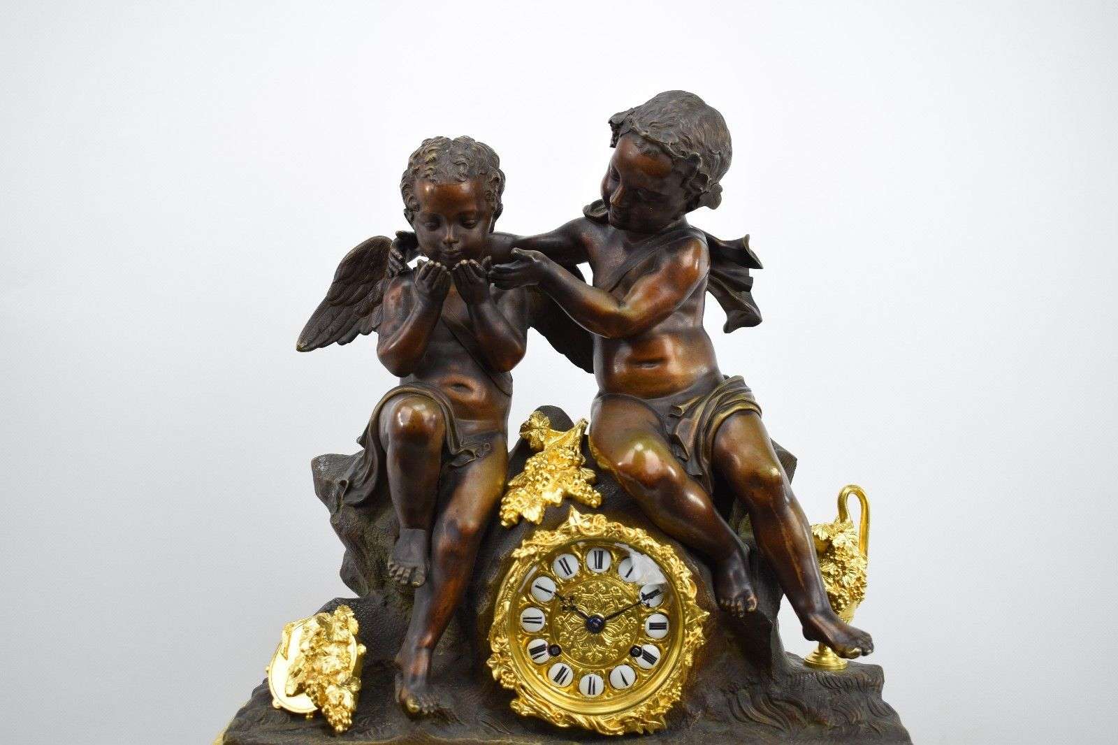 Große Napoleon III Bronze Pendule Kaminuhr Bacchant und Engel Christophle Paris – Detail