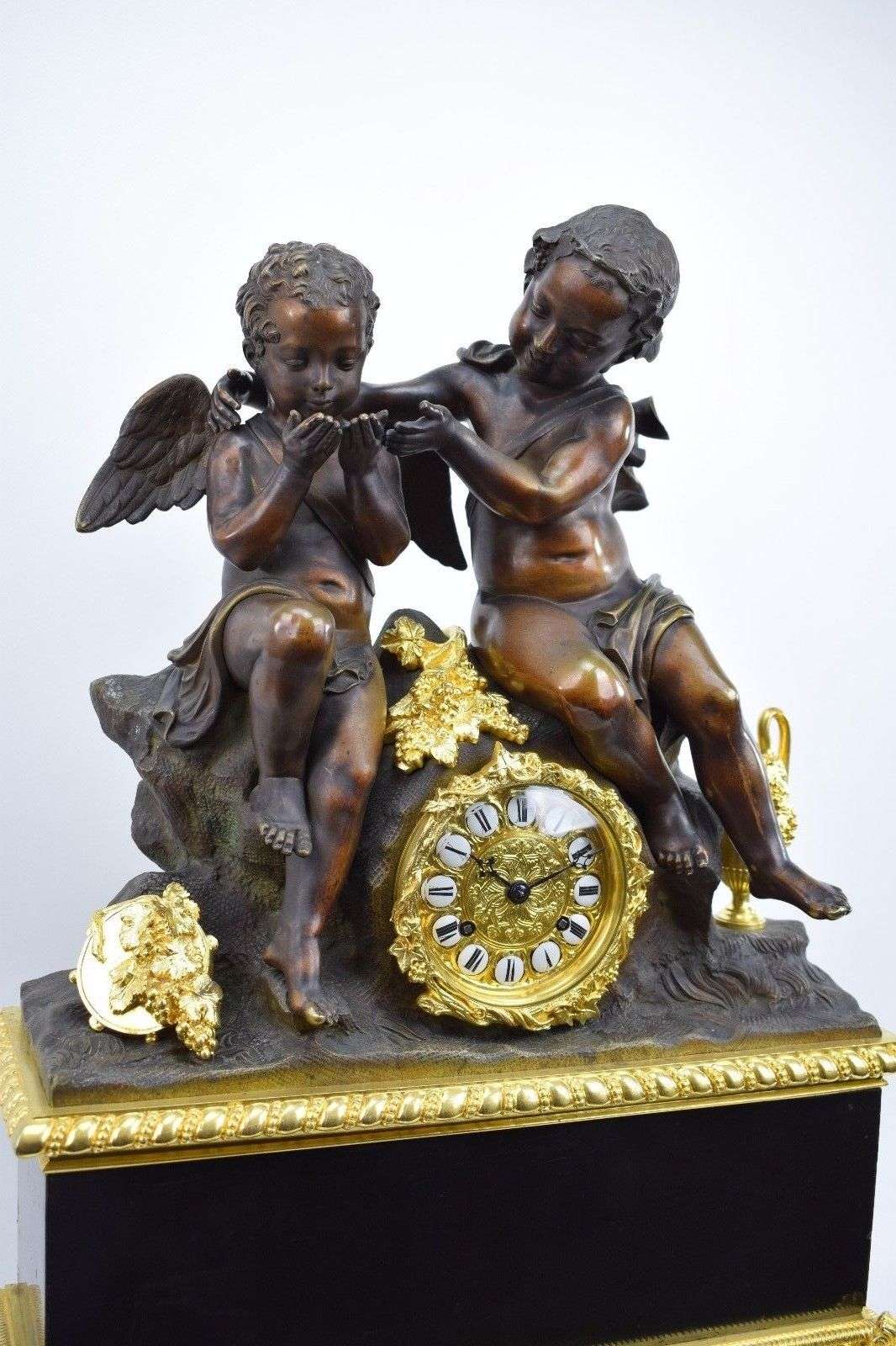 Große Napoleon III Bronze Pendule Kaminuhr Bacchant und Engel Christophle Paris – Detail