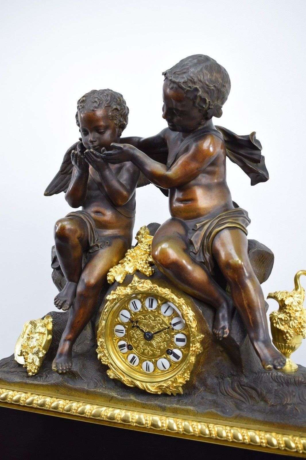 Große Napoleon III Bronze Pendule Kaminuhr Bacchant und Engel Christophle Paris – Detail