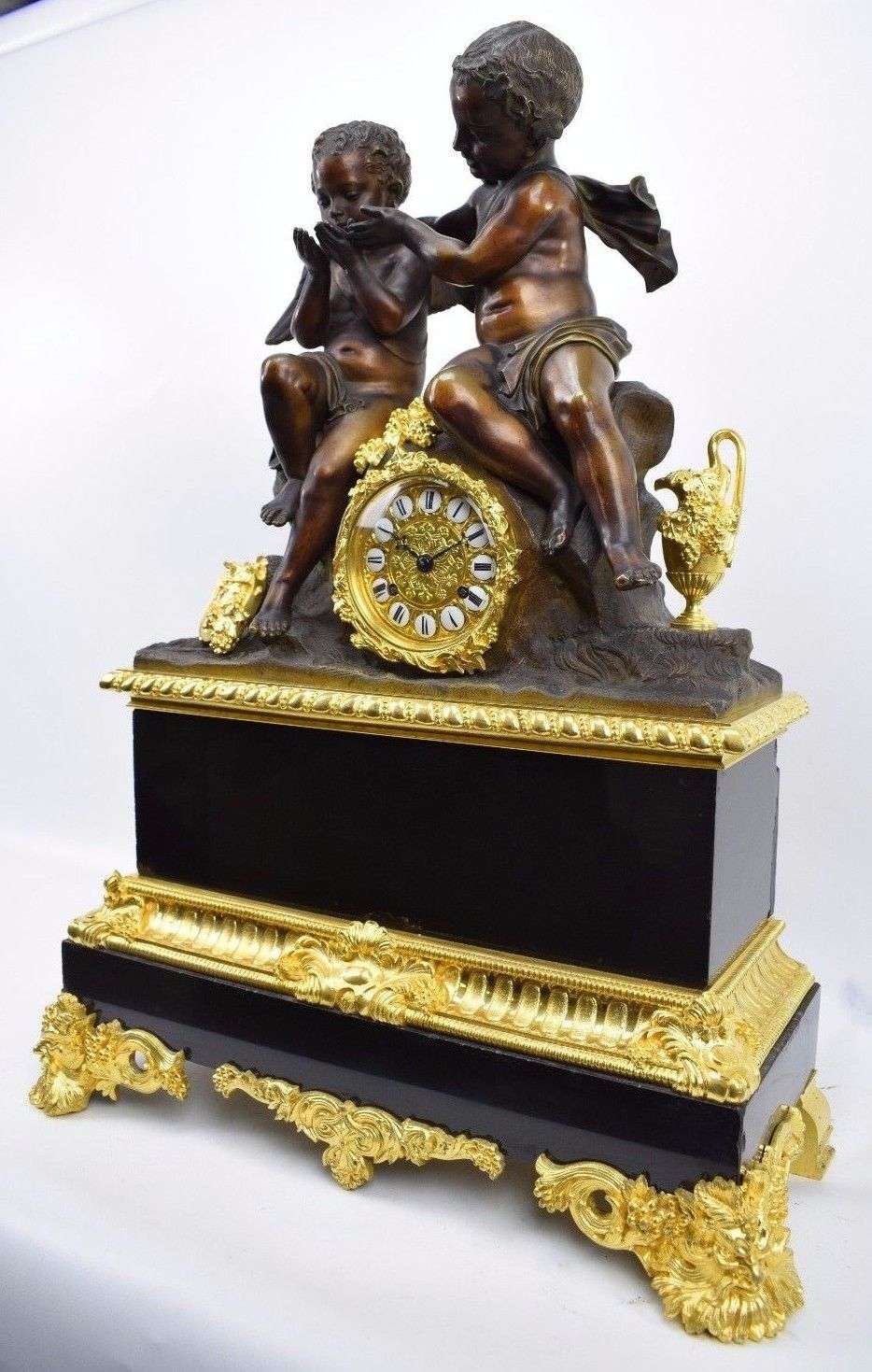 Große Napoleon III Bronze Pendule Kaminuhr Bacchant und Engel Christophle Paris – Detail