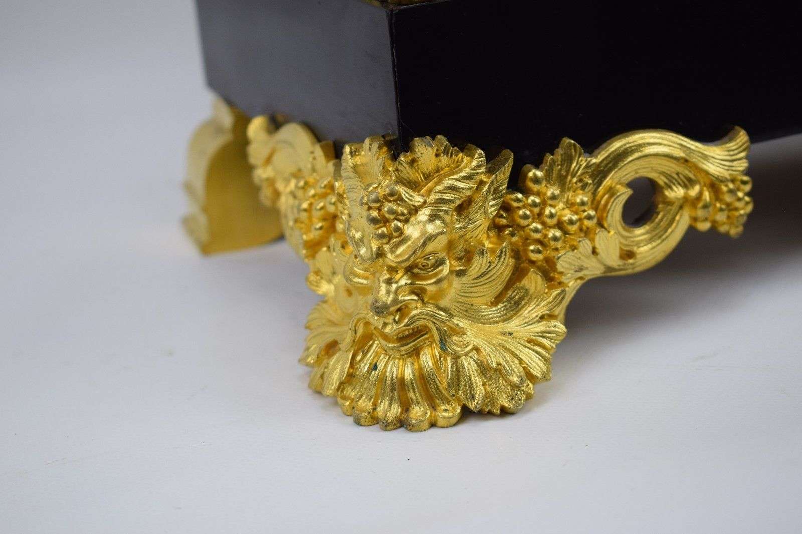 Große Napoleon III Bronze Pendule Kaminuhr Bacchant und Engel Christophle Paris – Detail