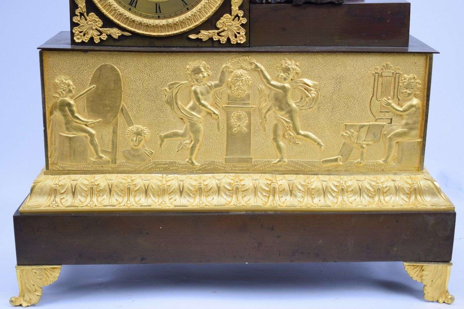 Große Empire Pendule Kaminuhr Urania Astronomie feuervergoldete Bronze 1820 – Detail