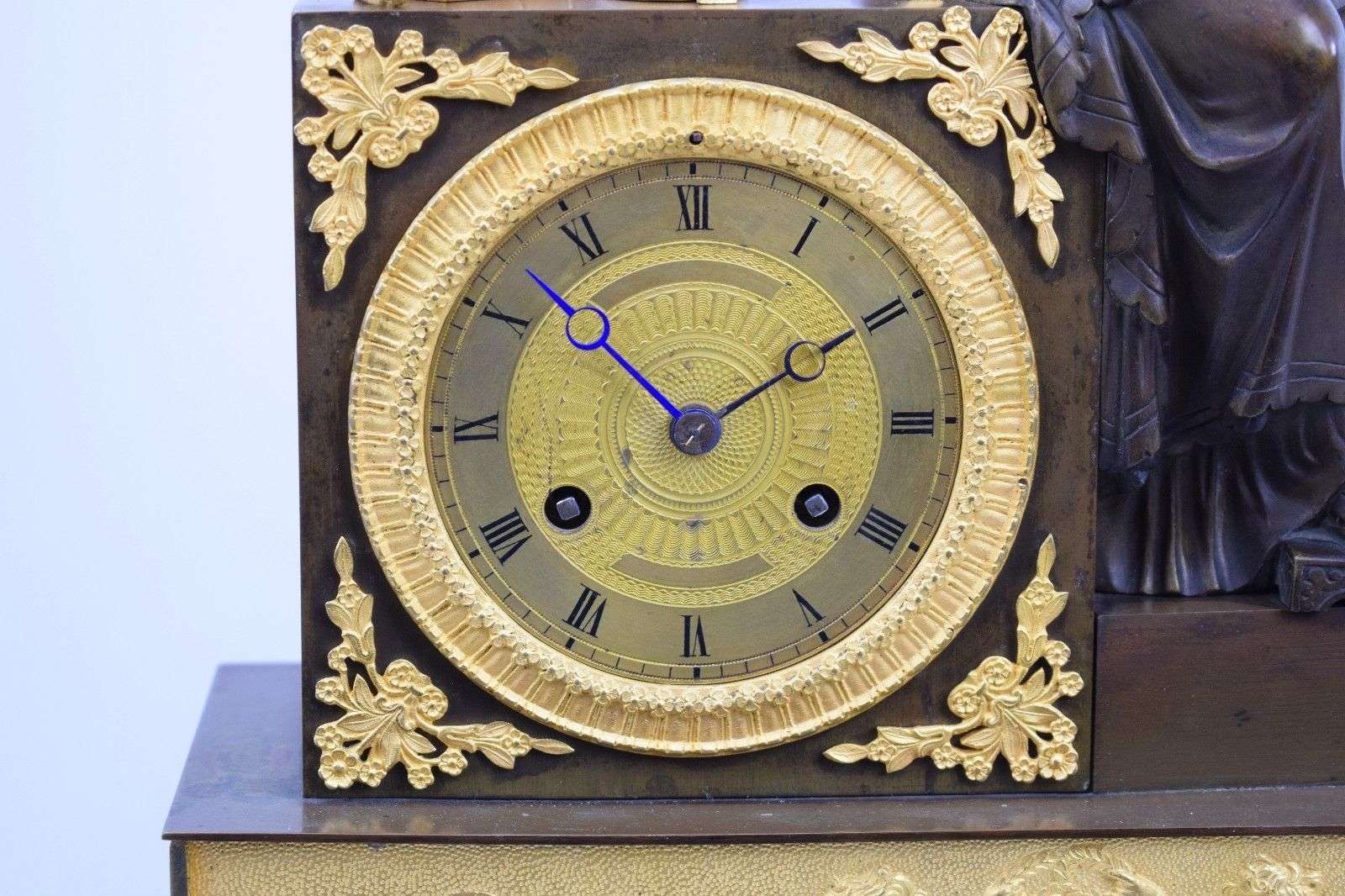 Große Empire Pendule Kaminuhr Urania Astronomie feuervergoldete Bronze 1820 – Detail
