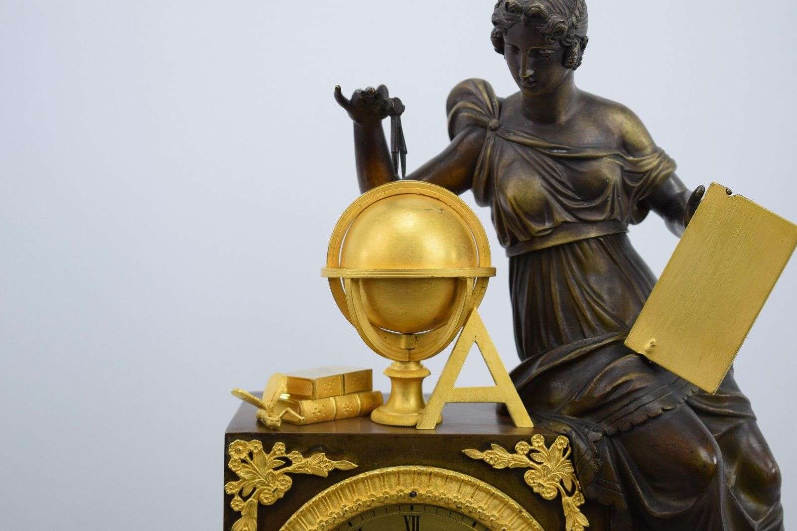 Große Empire Pendule Kaminuhr Urania Astronomie feuervergoldete Bronze 1820 – Detail